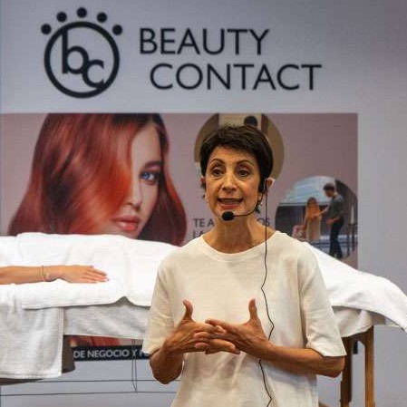 Pilar Correcher impartiendo formación profesional estética en Beauty Contact