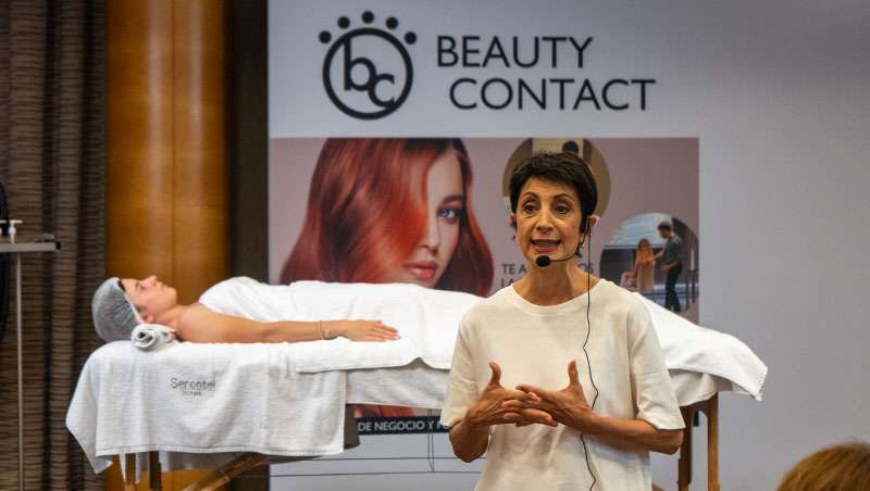 Pilar Correcher impartiendo formación profesional estética en Beauty Contact