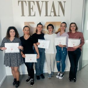 Escuela Tevian Valencia participantes en el curso mioxigenante facial con Pilar Correcher
